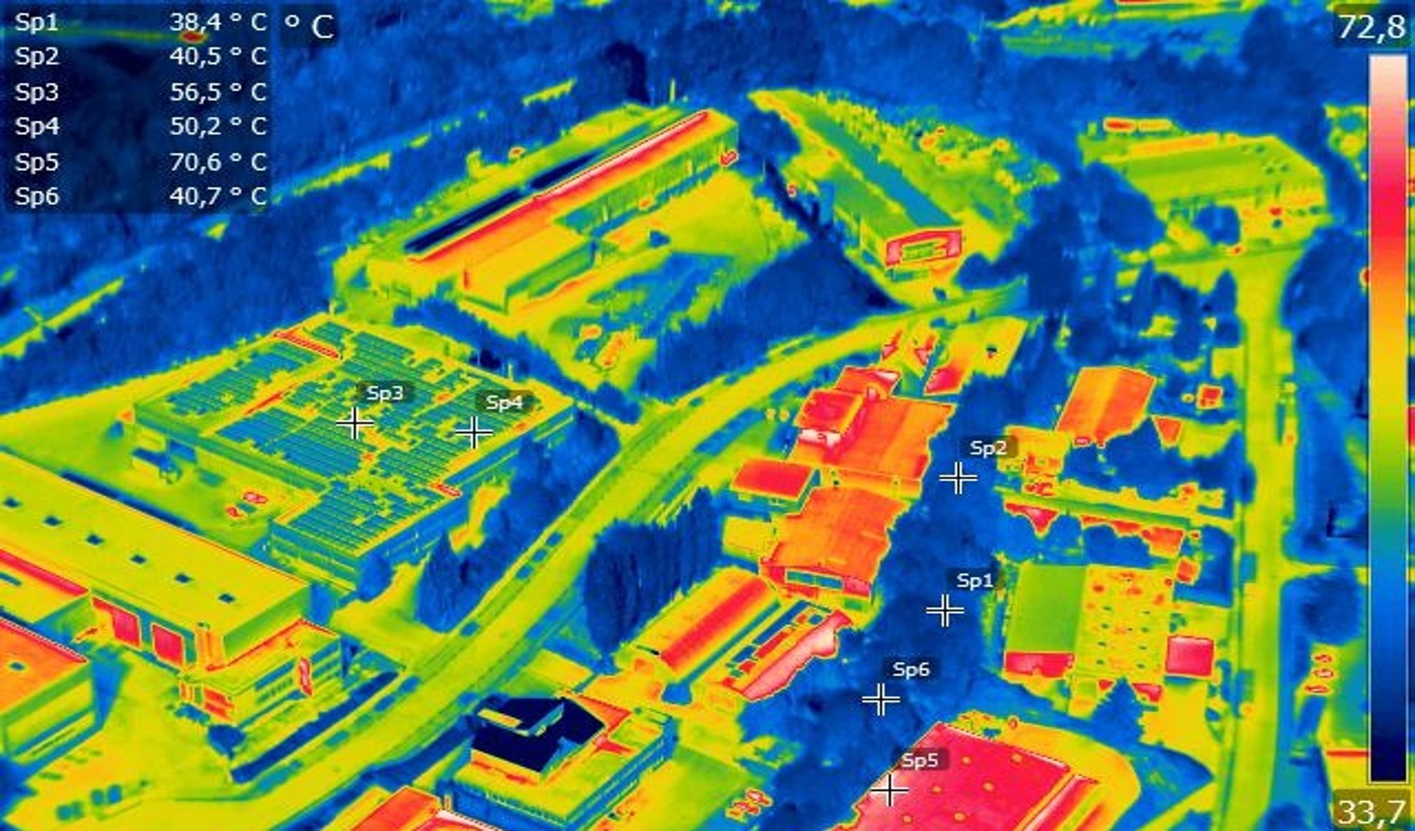 Thermalaufnahme eines Gewerbegebiets (Luftaufnahme) im Sommer am Nachmittag