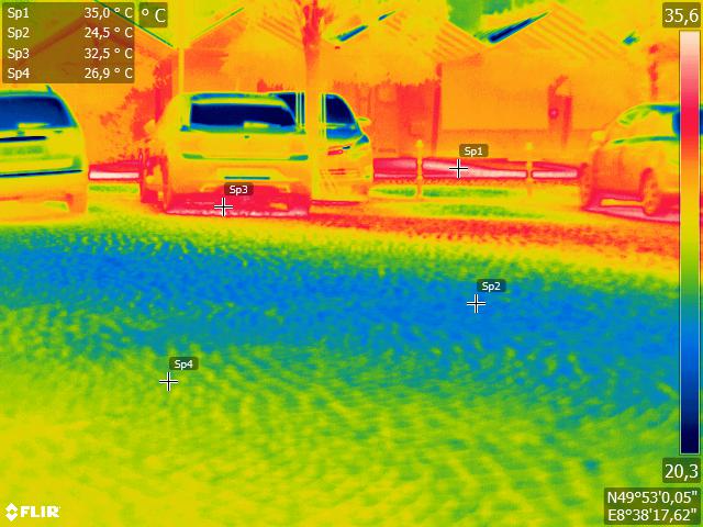 Thermalaufnahme einer Platzfläche mit Natursteinpflaster an einem Sommertag, 22 Uhr